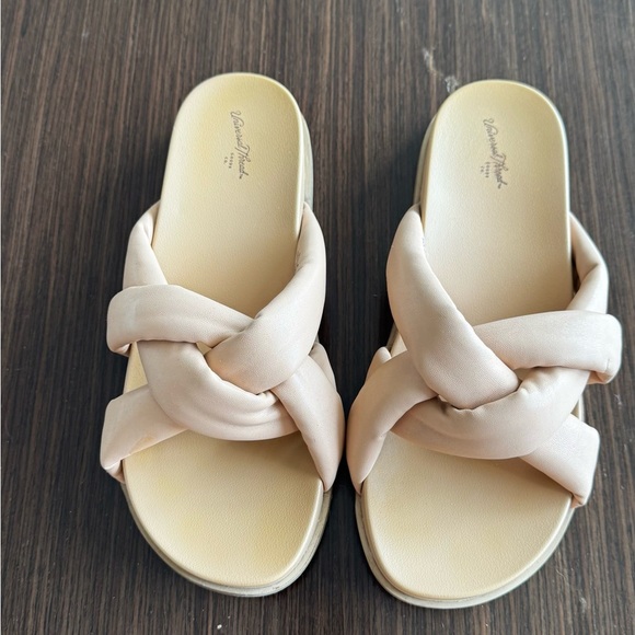 GUC Universal Thread fashion slide sandal in beige - Picture 1 of 3